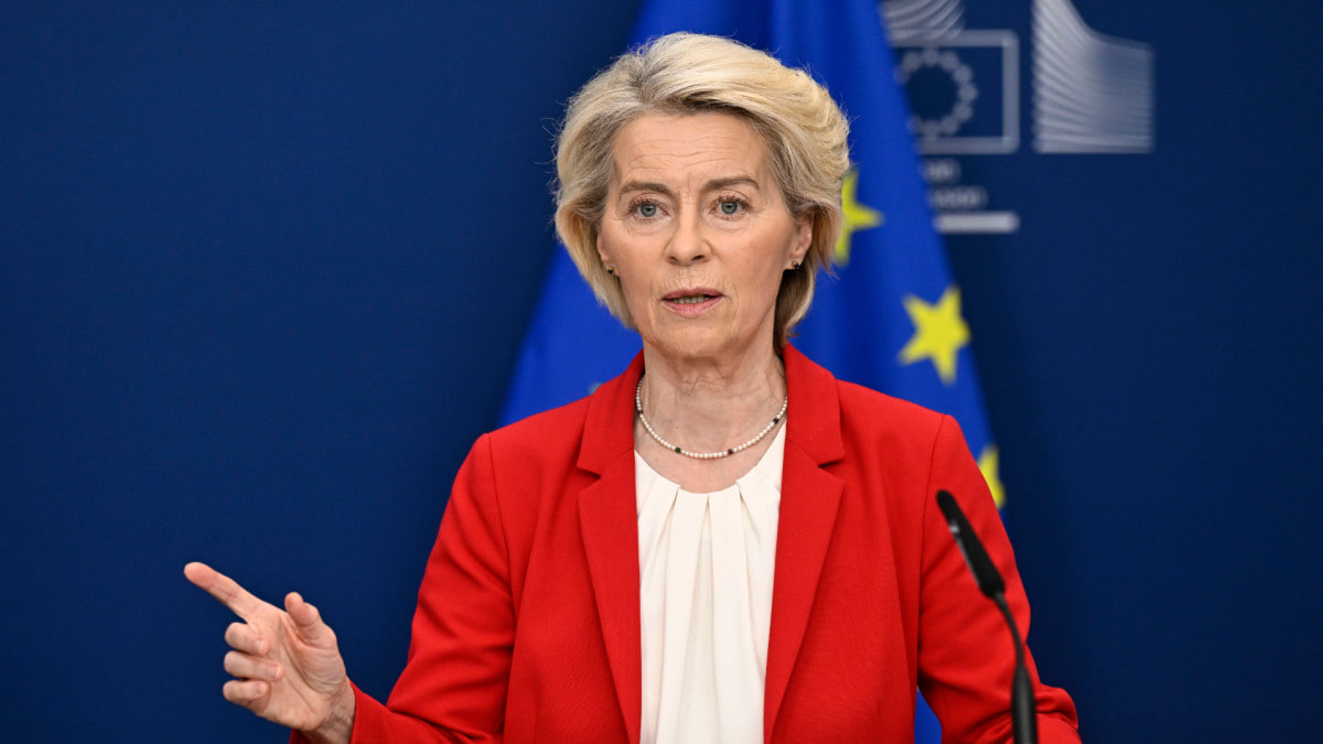 RightScopee's tweet photo. 🚨🇪🇺 Elon Musk just absolutely cooked the unelected EU boss on "democracy" — and she had no answer.

Von der Leyen loves lecturing everyone about "defending democracy" while holding a top job nobody voted for.

Musk dropped the truth bomb:  
"If democracy is the foundation of freedom, surely your position as leader of the EU should be elected directly by the people?"

Boom. No spin, no excuses — just facts. The EU elite hates real democracy. They prefer power without accountability.

What's your response to this......??👀

Do you firmly support Elon Musk on this?

A. Huge Yes
B. No

IF Yes, Give me a THUMBS-UP👍!!

Share this if you’re tired of globalist bureaucrats telling free nations what to do. 🔥