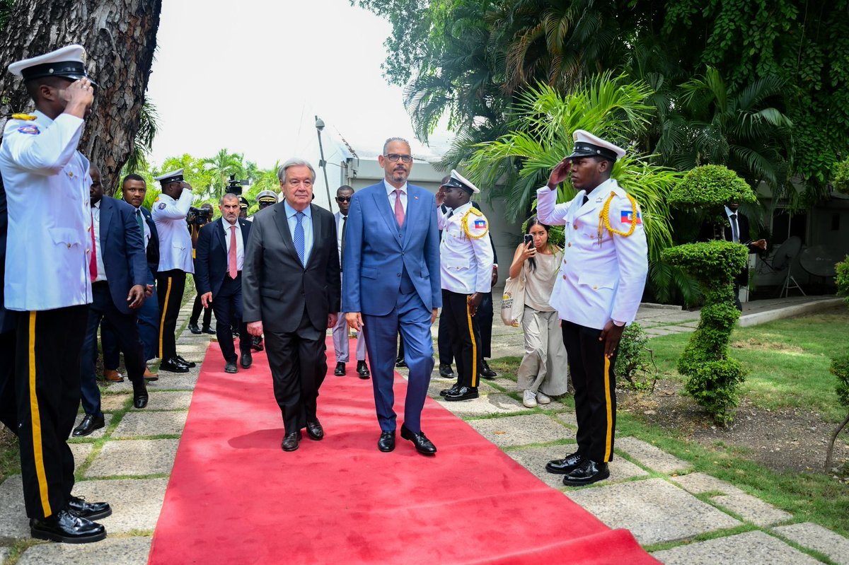 extrainfo509's tweet photo. Lors de cette rencontre, le chef de l'ONU @ONU_fr a fait le point sur les opérations menées par la PNH @pnh_officiel , les FAd'H et la FRG contre les groupes armés, tout en confirmant le maintien de l'accompagnement des Nations Unies sur le terrain. https://t.co/xy9i0eZsgu