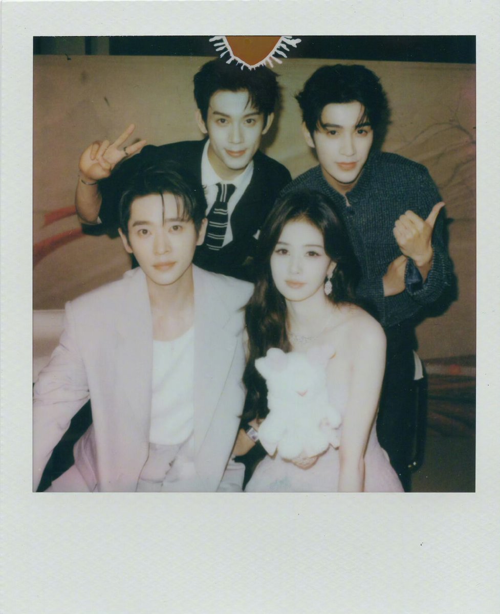 chengleiph's tweet photo. 📸 260616 #BaiLu weibo updates photos with #ChengLei ~ 

"Group Photo! 🌱"

TheFirstJasmine • MoLi https://t.co/fG75vYjSH0