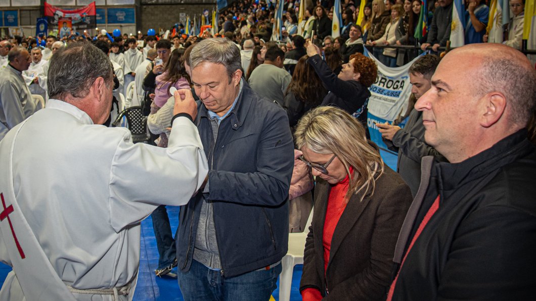 CascallaresPJ's tweet photo. Junto a @fotermin, @danyvilar, @paulaeichel y @nicolaspj80 participamos de la misa que celebró nuestro querido Monseñor Jorge Lugones acompañando a miles de vecinos y a las instituciones de la región, en el marco de la gran celebración diocesana del Corpus Christi.

#BrownConVos
