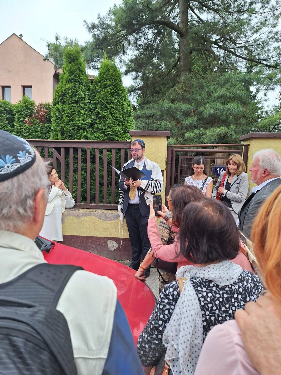 RabbiDavidMaxa's tweet photo. Dnes se Eva Erbenová, která přežila Terezín, Osvětim i pochod smrti, po více než osmdesáti letech vrátila k domu svých rodičů, Marty a Jindřicha Löwidtových, kteří byli zavražděni během šoa, aby zde za ně položila stolpersteiny. Nestála tam jen jako dcera, která přišla vzpomenout na své rodiče a na místo, kde s nimi byla šťastná. Stála tam jako živé vítězství nad těmi, kteří chtěli její rodinu vymazat z dějin.

יהי זכרם ברוך.
Nechť je jejich památka požehnáním.

Milá Evo, díky za Tvou sílu, eleganci, životní moudrost a odvahu, s níž neseš a předáváš své svědectví. Tvůj život je inspirací a Tvým hlasem k nám promlouvá nejen minulost, ale i naděje pro budoucí generace.

*****

Today, after more than eighty years, Eva Erbenová, who survived Terezin, Auschwitz and the death march, returned to the home of her parents, Marta and Jindřich Löwidt, who were murdered during the shoah, to lay stolpersteine in their memory. Standing there, she was not only a daughter remembering her parents and the place where she had once been happy with them. She stood there as a living victory over those who sought to erase her family from history.

יהי זכרם ברוך. 
May their memory be a blessing.

Dear Eva, thank you for your strength, elegance, wisdom and the courage with which you share your story. Your life is an inspiration and through your voice, not only does the past speak to us, but so does the hope for future generations.