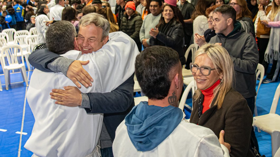 CascallaresPJ's tweet photo. Junto a @fotermin, @danyvilar, @paulaeichel y @nicolaspj80 participamos de la misa que celebró nuestro querido Monseñor Jorge Lugones acompañando a miles de vecinos y a las instituciones de la región, en el marco de la gran celebración diocesana del Corpus Christi.

#BrownConVos