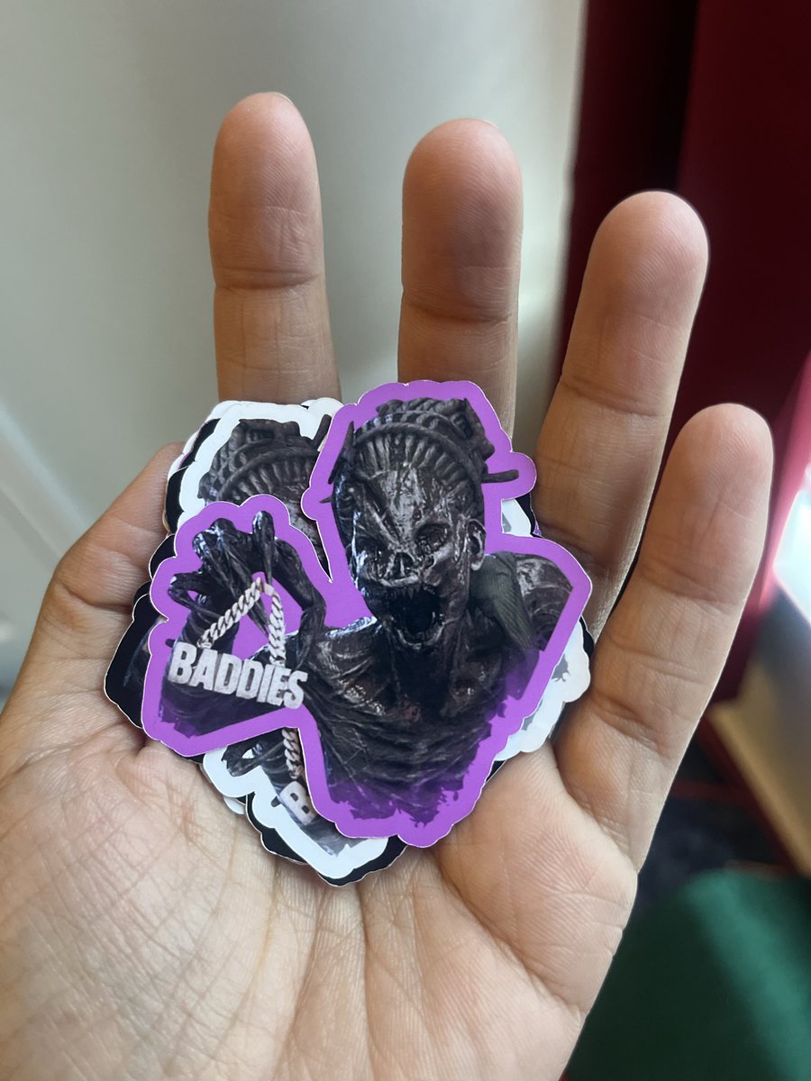 serenodie's tweet photo. Me and a cute feng ☺️☺️ I have way too many of these stickers left over 😭 I just kept forgetting to give them to ppl https://t.co/3rQXkV956u