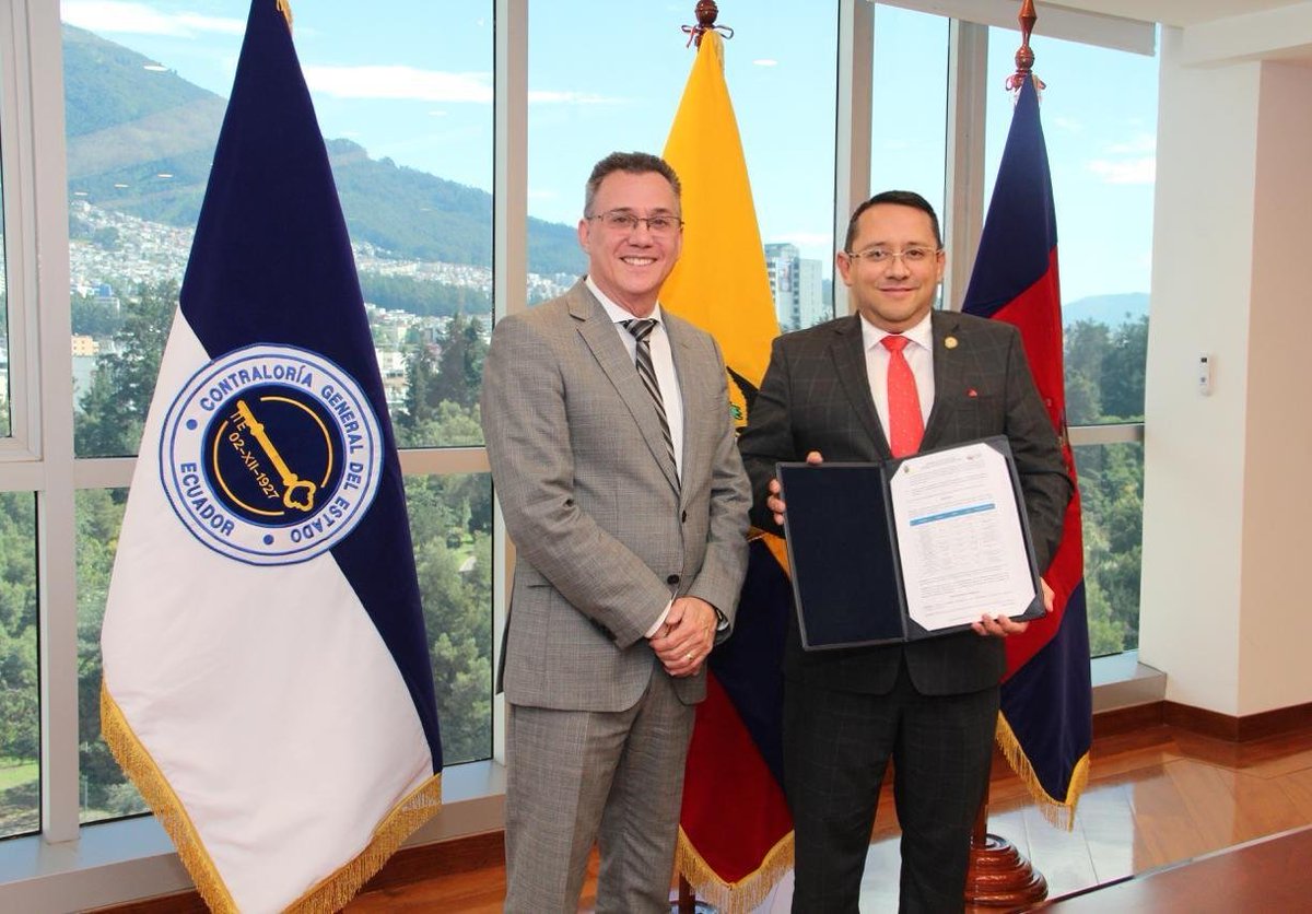 ContraloriaECU's tweet photo. 🏛️ #LaNuevaContraloría | El contralor, Dr. Mauricio Torres, mantuvo una reunión con el presidente del @ces_ec, Dr. Fidel Márquez, quien entregó oficialmente la aprobación de las tres nuevas carreras tecnológicas superiores del Instituto Superior Tecnológico Isidro Ayora:

🔎 Auditoría
🏫 Administración en Instituciones Públicas
👥 Talento Humano y Desarrollo Organizacional

📚 Este importante hito marca una nueva etapa para el #ISTIA, fortaleciendo la formación de profesionales comprometidos con la transparencia, la gestión pública y el control gubernamental al servicio del país.