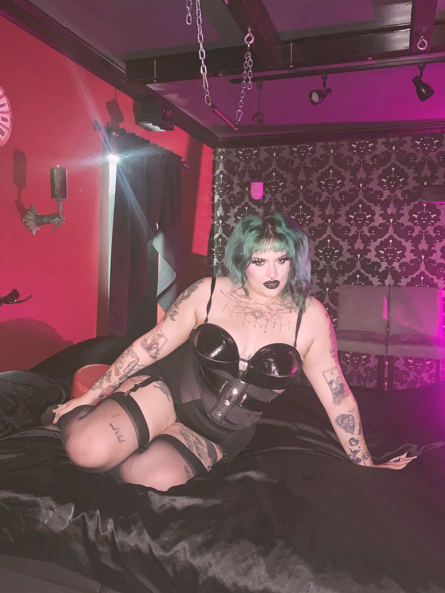 MistressRitual's tweet photo. I am moving into a new house in August, which means I am starting to look for the perfect gothic decor and furniture to decorate My future palace 🖤 send Etsy gift cards to mistressritual@gmail.com to support My ever growing need for customized and one of a kind things ⛓️ https://t.co/NLyI31lsOg