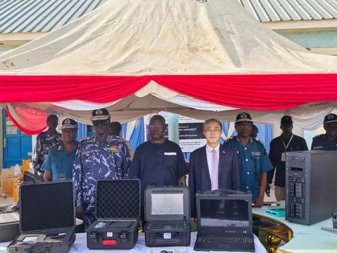 Mayen8888's tweet photo. China hands over DNA machine, digital forensic lab to South Sudan National Police Service. There'll be smoke in most families.🤌😄 https://t.co/RMxVyz4utq