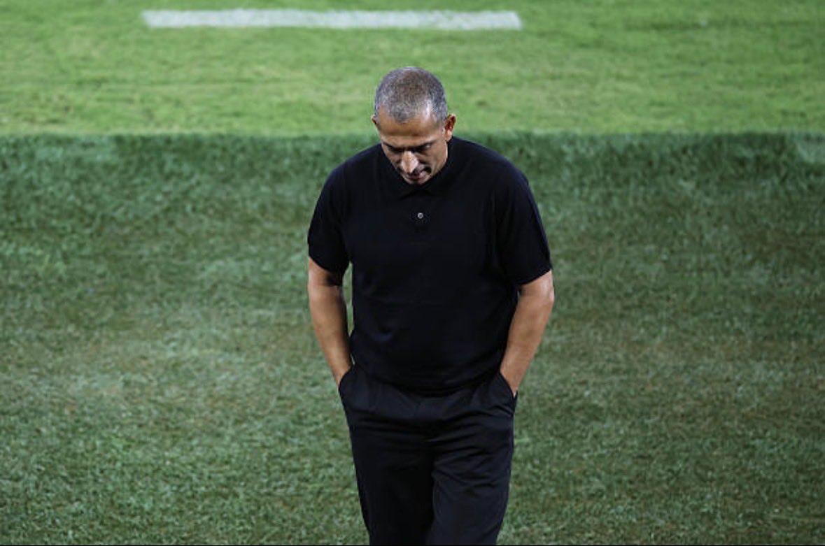 InfosTunisie's tweet photo. Arrivé comme un héros.
Acclamé dès ta 1re interview, attendu comme le sauveur
Du Canada jusqu’à l’Autriche, tout allait bien.
Puis 2 matchs, 2 lourdes défaites, et veulent faire de toi la risée aux yeux du monde
N’oubliez jamais ce visage : celui d’un grand HOMMES.

#Tunisie https://t.co/jfW1rHY1l6