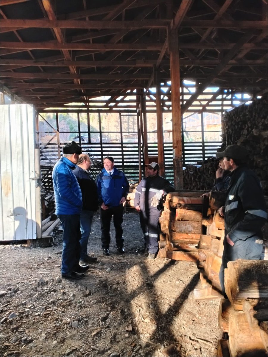 conaf_aysen's tweet photo. 🚛🪵 ¡Arrancó la entrega de leña en Villa Mañihuales! Se distribuyen 300 metros de leña para las familias, sumándose al exitoso operativo de Islas Huichas.

Un esfuerzo conjunto entre el Gore Aysén, CONAF y la Municipalidad de Aysén,  para ganarle al frío del invierno. 🤝🔥#Aysén https://t.co/UU1KWLBhNB