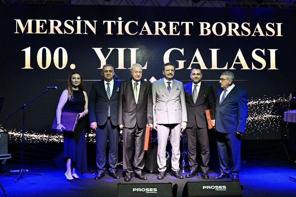 RHisarciklioglu's tweet photo. Mersin Ticaret Borsası’nın 💯. kuruluş yıl dönümünü kutluyorum. 

💯. kuruluş yıl dönümünde üç nesildir Mersin Ticaret Borsası üyesi olan firmalarımızı ve hizmet veren geçmiş dönem Başkanlarımızı ödüllendirdik.

Toprağını binbir emek ile işleyen, tarımın geleceğine yatırım yapan, ürettikleri ürünlerle yaşamımıza değer katan tüm üreticilerimizi yürekten kutluyorum. 

 💯 yıldır üyesine hizmet veren, Mersin’de tarım ve hayvancılığının gelişmesi için örnek çalışmalar yapan @mersintb Yönetim Kurulu Başkanımız Abdullah Özdemir’i, Meclis Başkanımız Münir Şen’i, Yönetim Kurulumuzu, Meclis üyelerimizi ve çalışan kardeşlerimi tebrik ediyorum. Daha nice başarılı yıllara..👏🏻

💯 yıldır üyesine hizmet veren, şehrine değer katan @mersintb kurucularını ve emeği geçenleri rahmetle yad ediyorum.