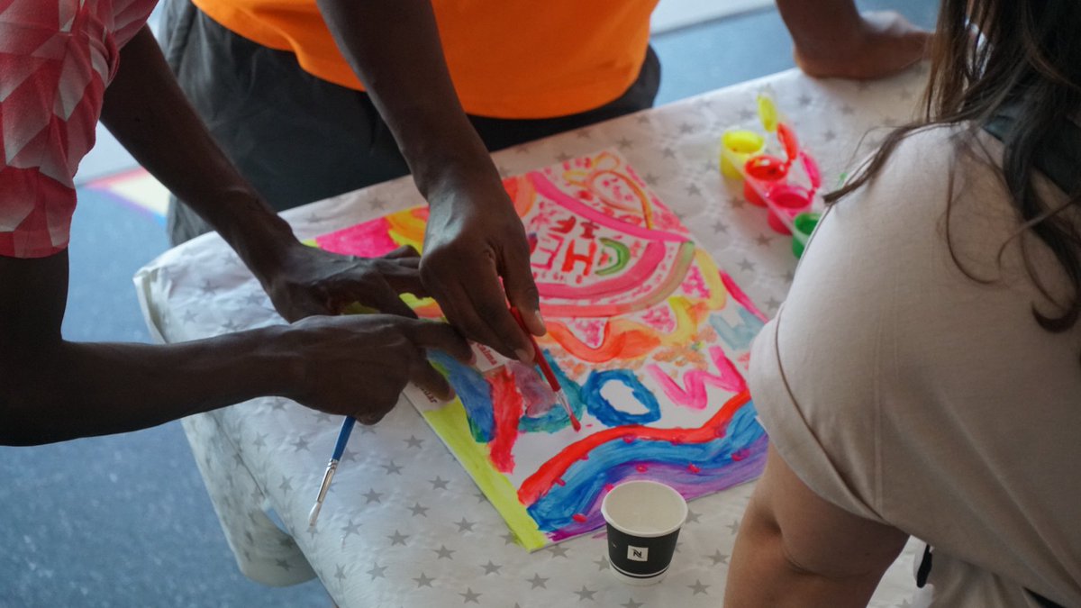 equitatorg's tweet photo. 🤝🎨 Avui hem celebrat el tancament de #Mentora a Canovelles.

Les parelles han compartit el camí recorregut a través d’un collage creat conjuntament, convertint experiències, aprenentatges i reptes superats en imatges. 

Una tarda per reconèixer vincles i noves oportunitats. 💙 https://t.co/nkCyFmYYba