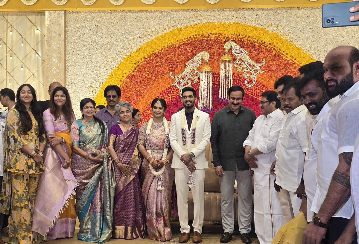 Sowmiyanbumani's tweet photo. சென்னையில் நடைபெற்ற, முன்னாள் தமிழக அமைச்சர் ஆற்காடு நா.வீராசாமி அவர்களின் மகனும், எங்களது குடும்ப நண்பருமான கலாநிதி வீராசாமி MP - ஜெயந்தி கலாநிதி தம்பதியரின் மகன் V.K.சித்தார்த் மற்றும் ராஜா சுப்ரமண்யன் சுந்தர் - வித்யா ஸ்ரீ சுந்தர் தம்பதியரின் மகள் S.ஆஷ்ரயா காயத்ரி இணையரின் திருமண வரவேற்பு நிகழ்ச்சியில் பாமக தலைவர் மருத்துவர் அன்புமணி இராமதாஸ் MP அவர்களுடன் பங்கேற்று வாழ்த்திய போது.!