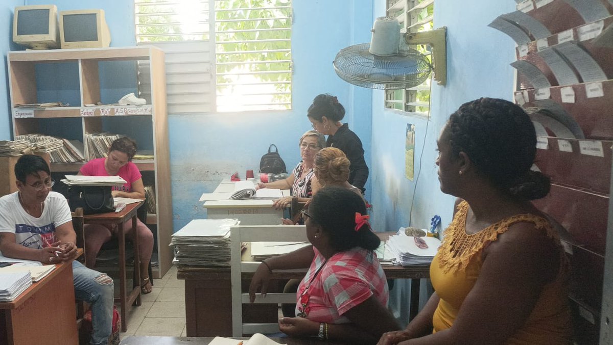 BeatrizMaciasO2's tweet photo. Se realiza visita de control por parte de los funcionarios de Recursos Humanos de la Dirección General de Salud  (DGS) al Policlínico Omar Ranedo Pubillones, con el objetivo de evaluar la estabilidad y el control de la fuerza de trabajo.

#CubaPorLaVida https://t.co/Z0QN4G7VAd
