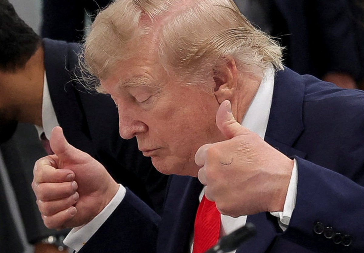 MeidasTouch's tweet photo. An odd mark was visible on Trump's left hand today at the G7. (REUTERS/Christian Hartmann) https://t.co/MAmjHkUJD5