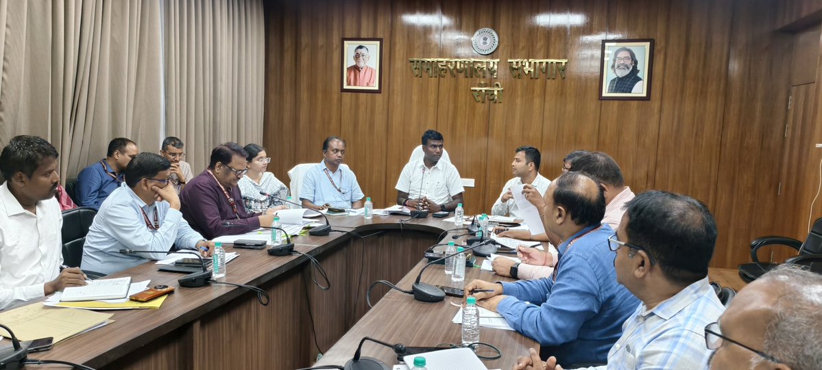 DC_Ranchi's tweet photo. राज्य सरकार की निर्देश के आलोक में मादक पदार्थों के विरुद्ध जन-जागरूकता अभियान के तहत आगामी 26 जून 2026 को रांची में राज्यस्तरीय मैराथन का आयोजन किया जाएगा। मैराथन के सफल आयोजन एवं आवश्यक तैयारियों की समीक्षा को लेकर बैठक आयोजित की गई।

बैठक में मैराथन के आयोजन से संबंधित सभी विभागों को आवश्यक दिशा-निर्देश दिए गए। मादक पदार्थों के दुष्प्रभावों के प्रति समाज, विशेषकर युवाओं को जागरूक करने के उद्देश्य से आयोजित यह कार्यक्रम व्यापक जनभागीदारी के साथ संपन्न कराया जाएगा।

बैठक में बताया गया कि मैराथन मोरहाबादी स्थित बापू वाटिका से प्रारंभ होगी तथा एसएसपी चौक, रेडियम रोड, कचहरी चौक, फिरायालाल चौक, मेन रोड होते हुए सैनिक बाजार प्रागण में संपन्न होगी। सुबह 06ः00 से पंजीकरण की शुरुआत होगी। 

निर्धारित मार्ग पर यातायात प्रबंधन एवं डायवर्जन प्लान तैयार कर प्रभावी रूप से लागू करने के निर्देश दिये। साथ ही मार्ग में आवश्यक स्थानों पर बैरिकेडिंग, दिशा-सूचक बोर्ड एवं सूचना पट्ट लगाने का भी निर्देश दिया गया।

सिविल सर्जन को प्रतिभागियों के लिए चिकित्सा सहायता, एम्बुलेंस एवं प्राथमिक उपचार की व्यवस्था सुनिश्चित करने का निर्देश दिया गया।

विद्यालयों, महाविद्यालयों, खेल संगठनों, स्वयंसेवी संस्थाओं एवं विभिन्न विभागों की सहभागिता सुनिश्चित करते हुए अधिकाधिक लोगों को जोड़ने का निर्देश दिया गया। सभी विभाग आपसी समन्वय स्थापित कर समयबद्ध तरीके से तैयारियां ससमय पूर्ण करें।

मादक पदार्थों के विरुद्ध जन-जागरूकता अभियान को जन आंदोलन का स्वरूप देने की आवश्यकता है। सभी संबंधित विभागों एवं संस्थानों से इस अभियान में सक्रिय सहभागिता सुनिश्चित करने की अपील की। बैठक में संबंधित विभाग के पदाधिकारी उपस्थित थे।
@prdjharkhand 
@JharkhandCMO 
@HemantSorenJMM 
@mbhajantri