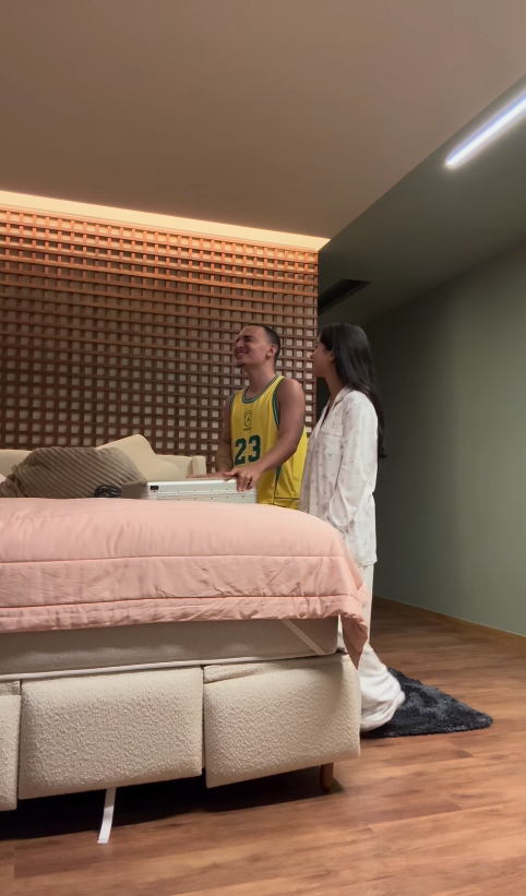 radio1029's tweet photo. João Gomes se emociona ao ganhar da esposa microfone avaliado em R$ 300 mil;

Em comemoração ao Dia dos Namorados, a influenciadora presenteou o artista com um microfone Sony C-800G.

Leia mais: https://t.co/xUpxgBl7Oz https://t.co/5dcjQ2k0t2
