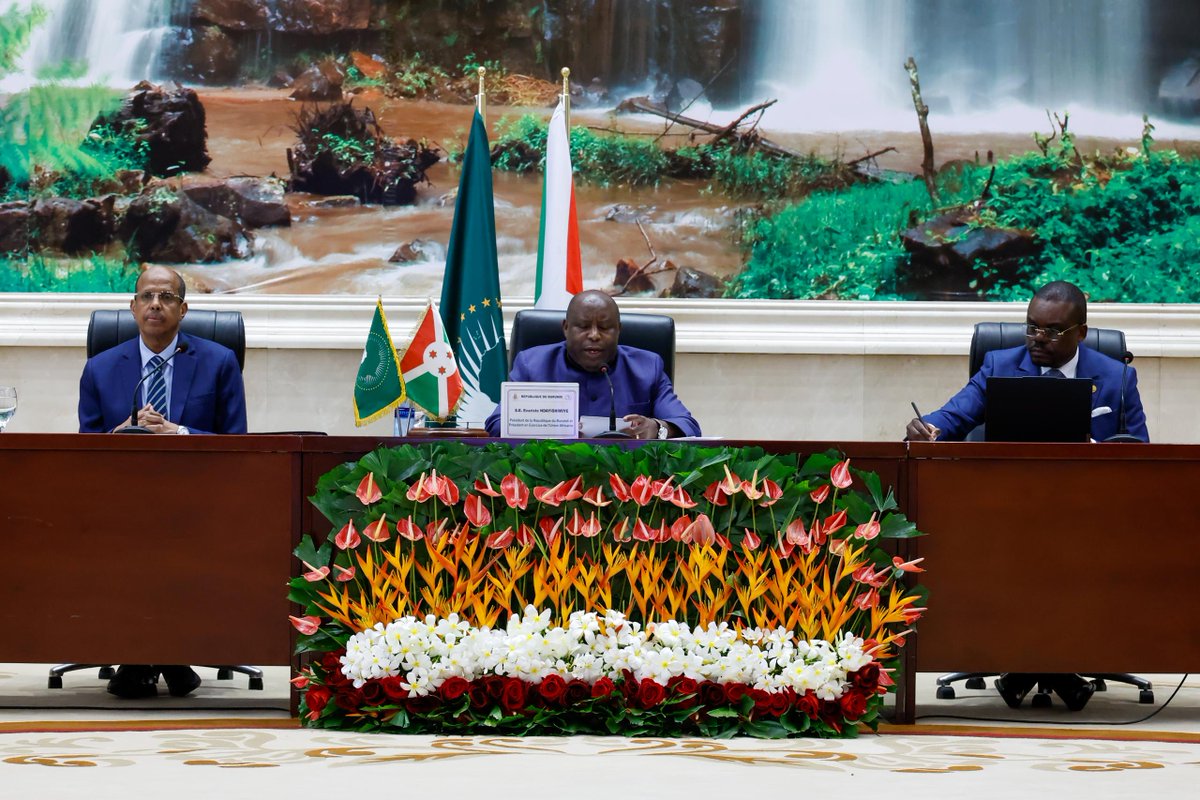_AfricanUnion's tweet photo. The Chairperson of the African Union (AU) Commission, H.E. Mahmoud Ali Youssouf, joined AU leaders, international partners, UN agencies, & regional organisations at the AU High Level Meeting on the #Ebola outbreak, convened & chaired by H.E. Evariste Ndayishimiye, President of the Republic of Burundi and Chairperson of the African Union.

The Summit served as a platform to mobilise urgent political commitment, financial resources, & operational support to strengthen Africa’s collective response to the outbreak & reinforce continental health security.

In his keynote address, Chairperson Youssouf @ymahmoudali underscored the importance of enhancing national & regional response plans, strengthening cross-border coordination, & scaling up preparedness, surveillance, & containment measures. 

He called for sustained solidarity & collective action among Member States & partners to prevent further transmission of the disease & invest in resilient health systems across the continent.

The Chairperson expressed his condolences to the families & communities that have lost loved ones to the outbreak. He also commended the affected Member States, frontline health workers, & emergency response teams for their dedication, professionalism, and swift efforts to contain the spread of the disease.

Chairperson Youssouf further conveyed his appreciation to AU Member States, development partners, & humanitarian organisations for their solidarity & support, including financial contributions, & other assistance provided to the affected countries. 

He reaffirmed the AUs commitment to working closely with all stakeholders to strengthen resilience, advance coordinated public health responses, & ensure that no Member State is left behind in addressing this shared challenge.

Read @ https://t.co/veI4AxWadh

@GeneralNeva @NtareHouse @MAEBurundi @willynyamitwe @AfricaCDC