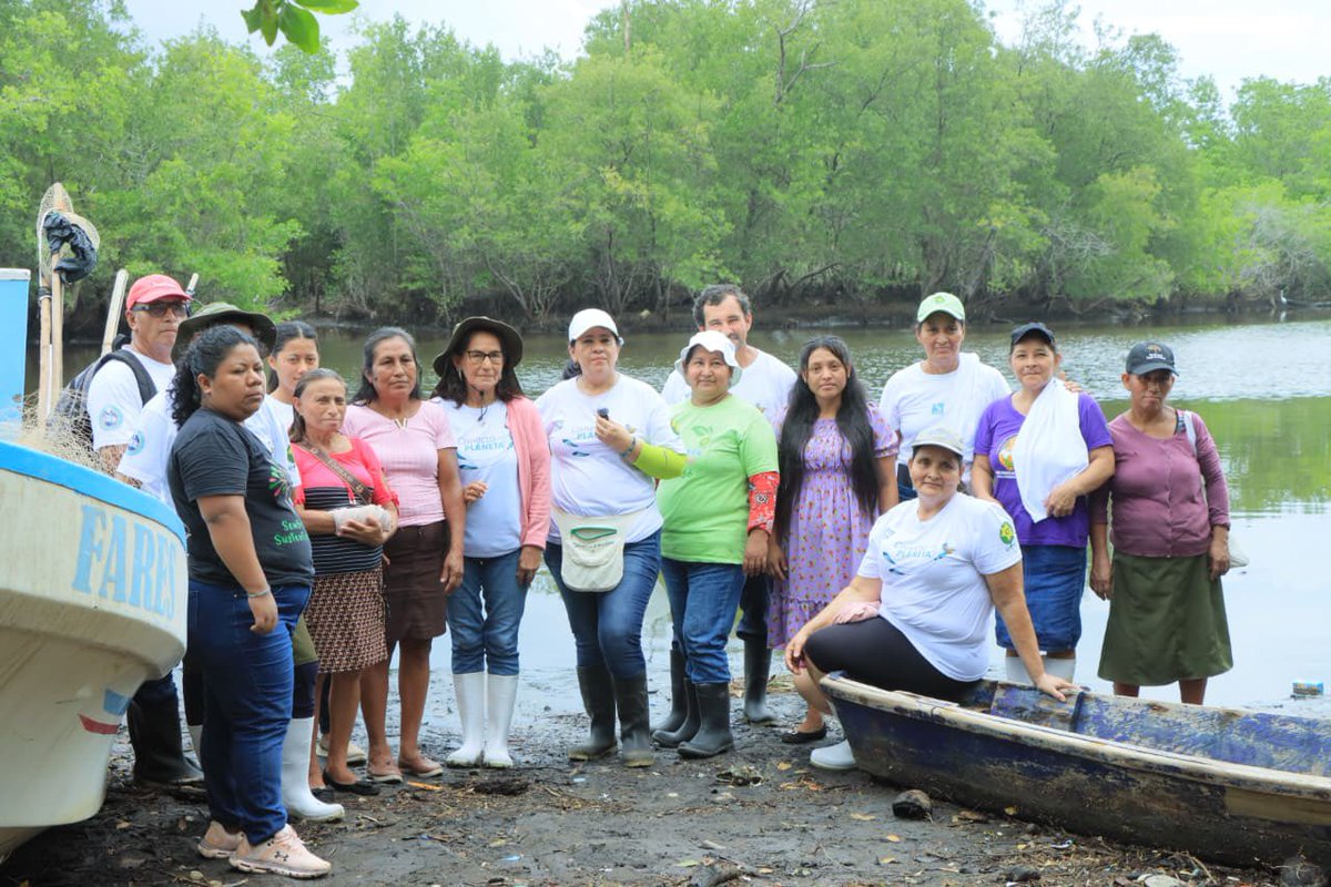PDDHElSalvador's tweet photo. En el marco del Día Mundial del Medio Ambiente, la #ProcuradoraDDHH @RaqueldeGuevara lidera una Jornada de Limpieza en la bocana El Botoncillo, en Garita Palmera #Ahuachapán, con apoyo de @UNES_ElSalvador @MESAMA357487 @TOTOSAdeCV1 
#SiembraUnÀrbolSiembraVida #ConectáConElPlaneta https://t.co/i6ZWCGBh5d