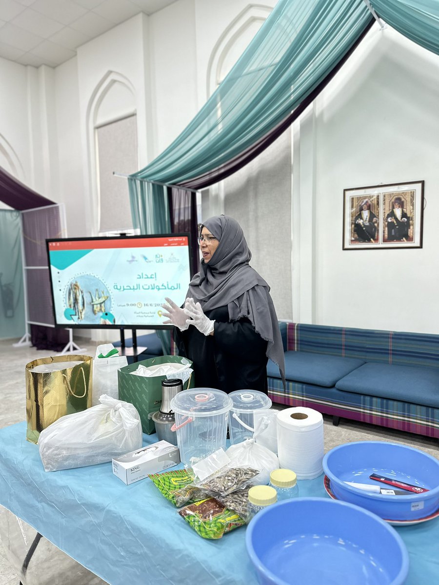 owa_barka's tweet photo. نظّمت دائ��ة الثروة السمكيةو جمعية المرأة العُمانية ببركاء صباح اليوم الثلاثاء الموافق 16 يونيو 2026م ورشة تدريبية بعنوان «إعداد المأكولات البحرية»، بمشاركة عدد من عضوات الجمعية والمهتمات بمجال إعداد وتصنيع المنتجات البحرية. https://t.co/VEQ3F5WOEl https://t.co/xJnpufIaXc