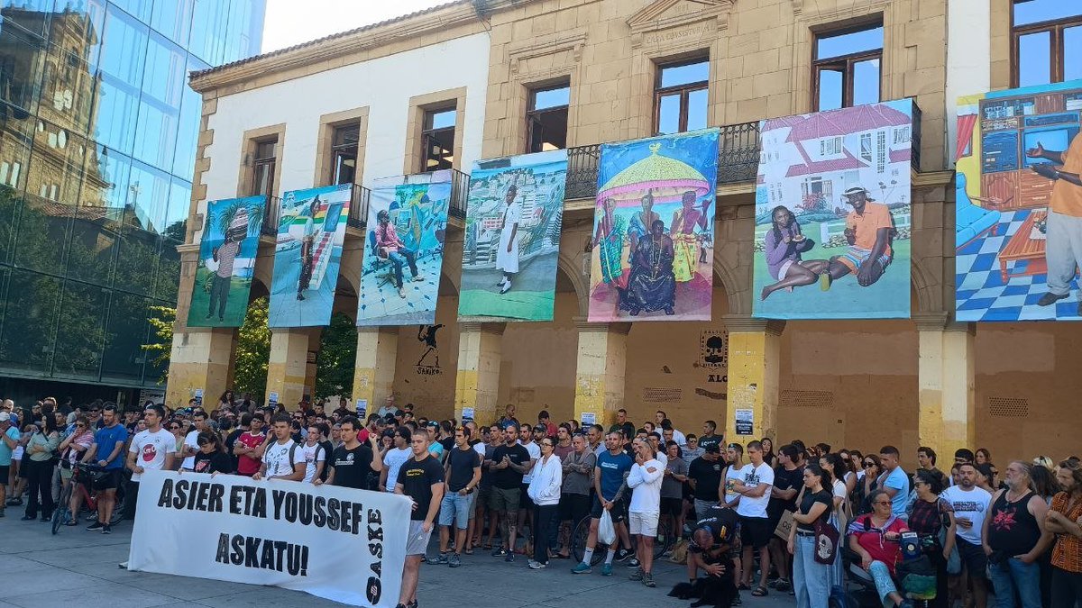 AlertaIrratia's tweet photo. Concentración en solidaridad con los dos internacionalistas detenidos hoy en Bilbao y Getxo. Entre gritos de apoyo a Palestina y al Eje de la Resistencia, los manifestantes se han dirigido a una de las viviendas que está siendo registrada por la Policía Nacional española. https://t.co/hJa6Om20N6