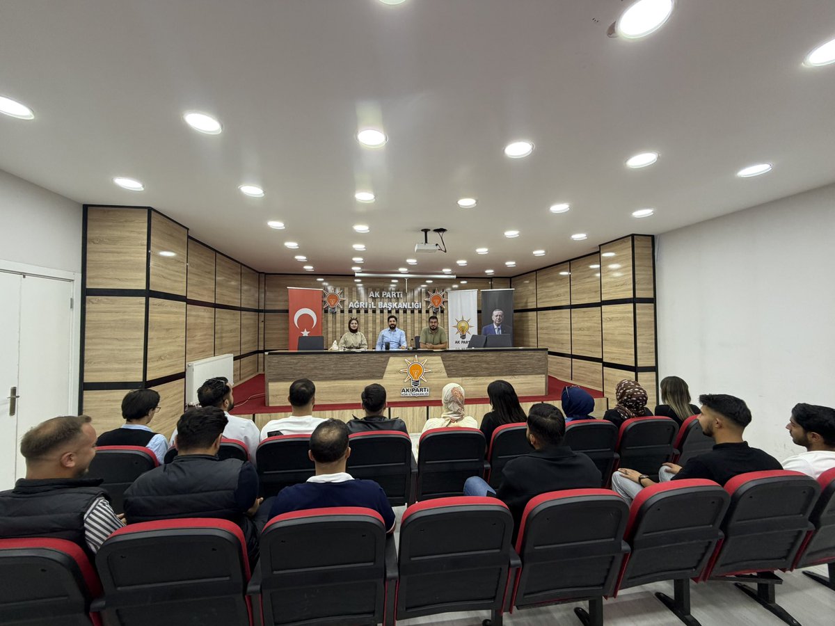 akgenclikagri's tweet photo. Haftalık İl Yürütme Kurulu Toplantımızda bir araya gelerek teşkilatımızın dinamizmini ve önümüzdeki dönemin yol haritasını masaya yatırdık. 

AK Gençlik Ağrı olarak her zaman hazır, her zaman sahadayız.

#AkGençlik https://t.co/kmKgPRrWPq