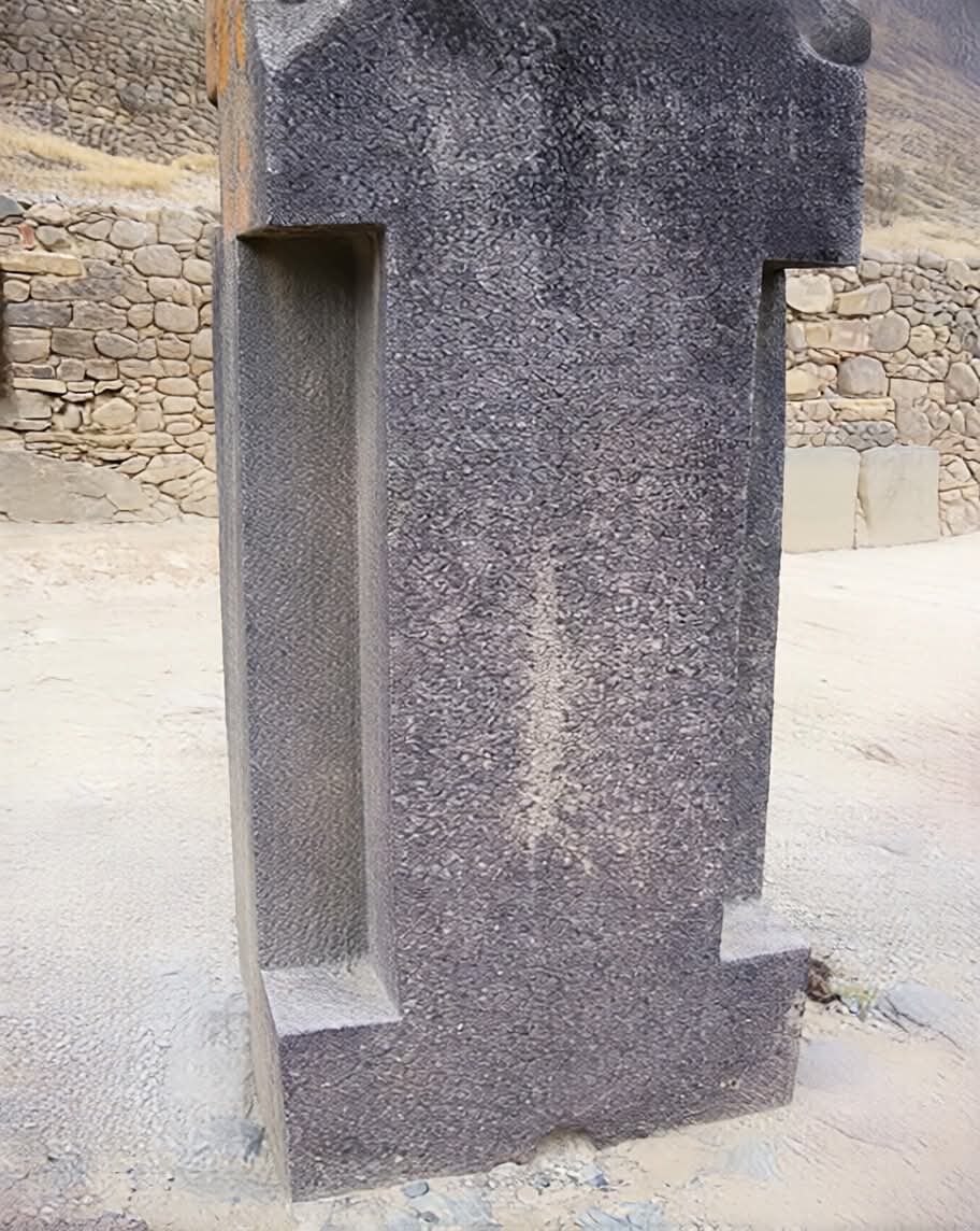En Ollantaytambo, Cusco, una columna de piedra meticulosamente tallada se erige como testimonio de las avanzadas habilidades de ingeniería de la civilización inca. Data del siglo XV, y la precisión de los