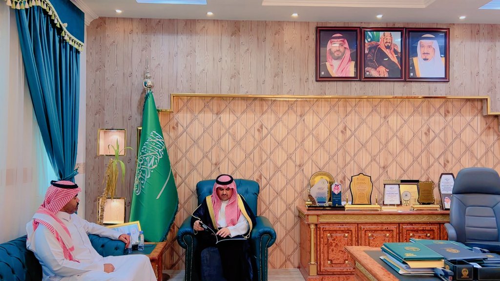 Newsalqura's tweet photo. تسلم سعادة محافظ #القرى الأستاذ :عبدالله بن سعد الدامر التقرير السنوي لأعمال وبرنامج وأنشطة جمعية جمعية البر الخيرية بمركز بني حرير وبني عدوان لعام 2025.ونوه محافظ القرى بالخدمات التي استعرضها التقرير السنوي، متمنياً التوفيق للجمعية لتحقيق أهدافها، https://t.co/VQ8G4ovJS3