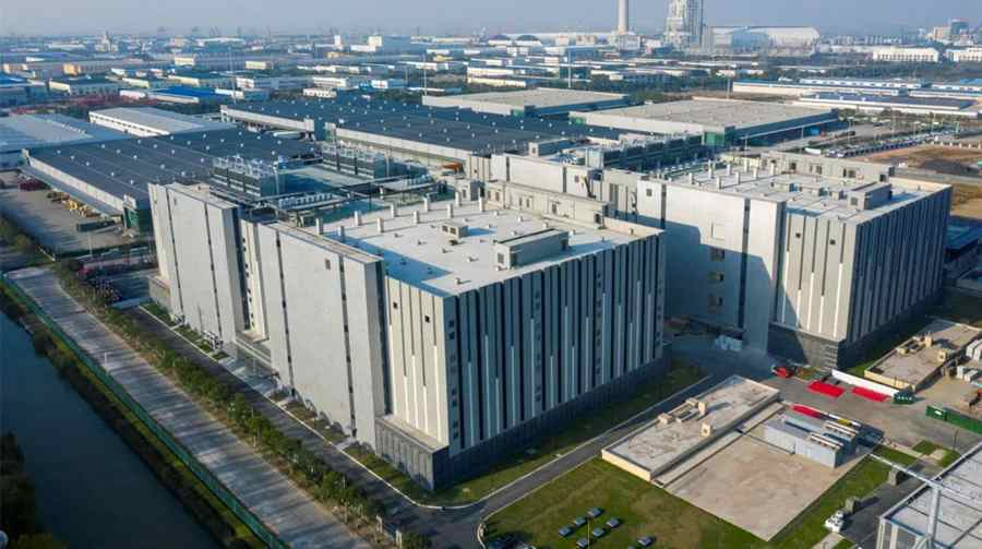 kyleichan's tweet photo. What are some of China's challenges with data center buildout besides chip constraints?

1. Structural imbalance in types of data centers "一半过剩，一半短缺": oversupply of older traditional data centers, undersupply of "intelligent" data centers.

2. Poor data center construction: many companies jumped in the data center boom without real expertise. Some don't know how to dynamically reallocate cards given 5-10% card failure rate. Some data centers have compute utilization rates below 30%.

3. Network latency: the original "Eastern Data, Western Compute" initiative has had to shift given the need for low latency and geographical proximity for inference workloads. Even more important in the agentic era.

4. Hardware utilization imbalance: data centers that mix hardware have found that Nvidia GPUs have very high utilization rates while domestic chips have much lower utilization within the same data center.

5. Geographical imbalance: More advanced data centers in the east are much higher utilization rates than less advanced data centers in the west. But data centers are harder to build and power near coastal urban areas, due to land, grid constraints, higher construction costs.