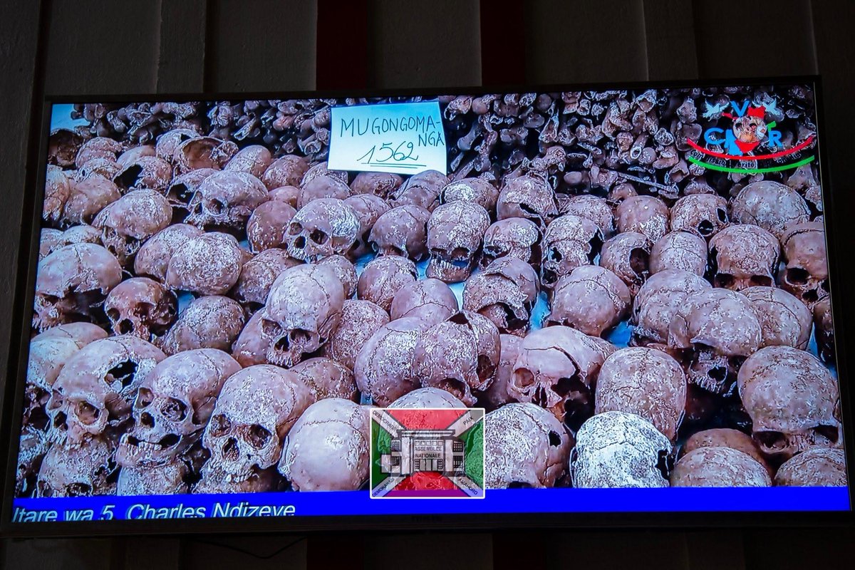 IrisNews_'s tweet photo. 🔴 “Abahutu bashika ku bihumbi amajana atatu (300.000) barishwe n’ubutegetsi bwa Kapiteni Michel Micombero” - CVR

Mu ngoro y'amakoraniro ya #Kigobe, imbere y'Inama @nshingamateka  na Nkenguzamateka - @Burundi_senat  , Ambasaderi Ndayicariye Petero Karaveri - @Burundicvr , arongoye umugwi wo kurondera ukuri no kurekuriranira yavuze ko CVR yakoze amatohoza igasanga koko ubutegetsi bwa Kapiteni Michel Micombero bwarateguye, buratunganya, bwongera burakora "ihonyabwoko ryakorewe abahutu mu Burundi."

Yavuze kandi ko “abo bantu bishwe hakoreshejwe uburyo butandukanye bw’ubwicanyi, harimwo kuraswa, kunyongwa n’imodoka nini zitwara ibintu, gutekerwa mu magunira, gutabwa mu misarani” n’ubundi buryo bw’indengakamere bwateje akababaro gakomeye."

🗞️ Bisome hano : https://t.co/Wscy9IShsm

#Burundi #IrisNews