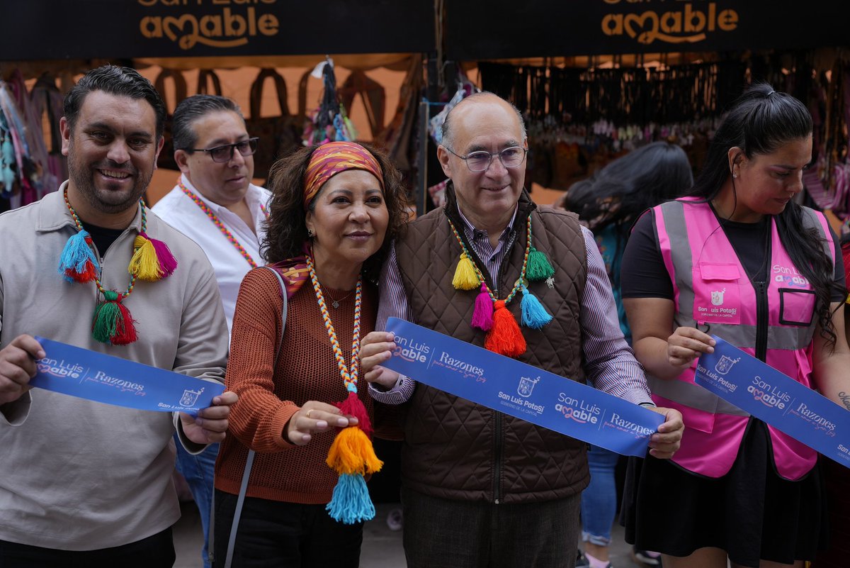 DIFMunicipalSLP's tweet photo. El alcalde de #SanLuisCapital  @Enrique encabezó la inauguración del proyecto piloto de estructuras para comerciantes en el callejón de San Francisco.
Nuestra Pdta @EstelaArriagaM lo acompañó y ambos garantizaron que las familias de pueblos originarios mejoren sus puestos venta https://t.co/9xJqdO0bVX