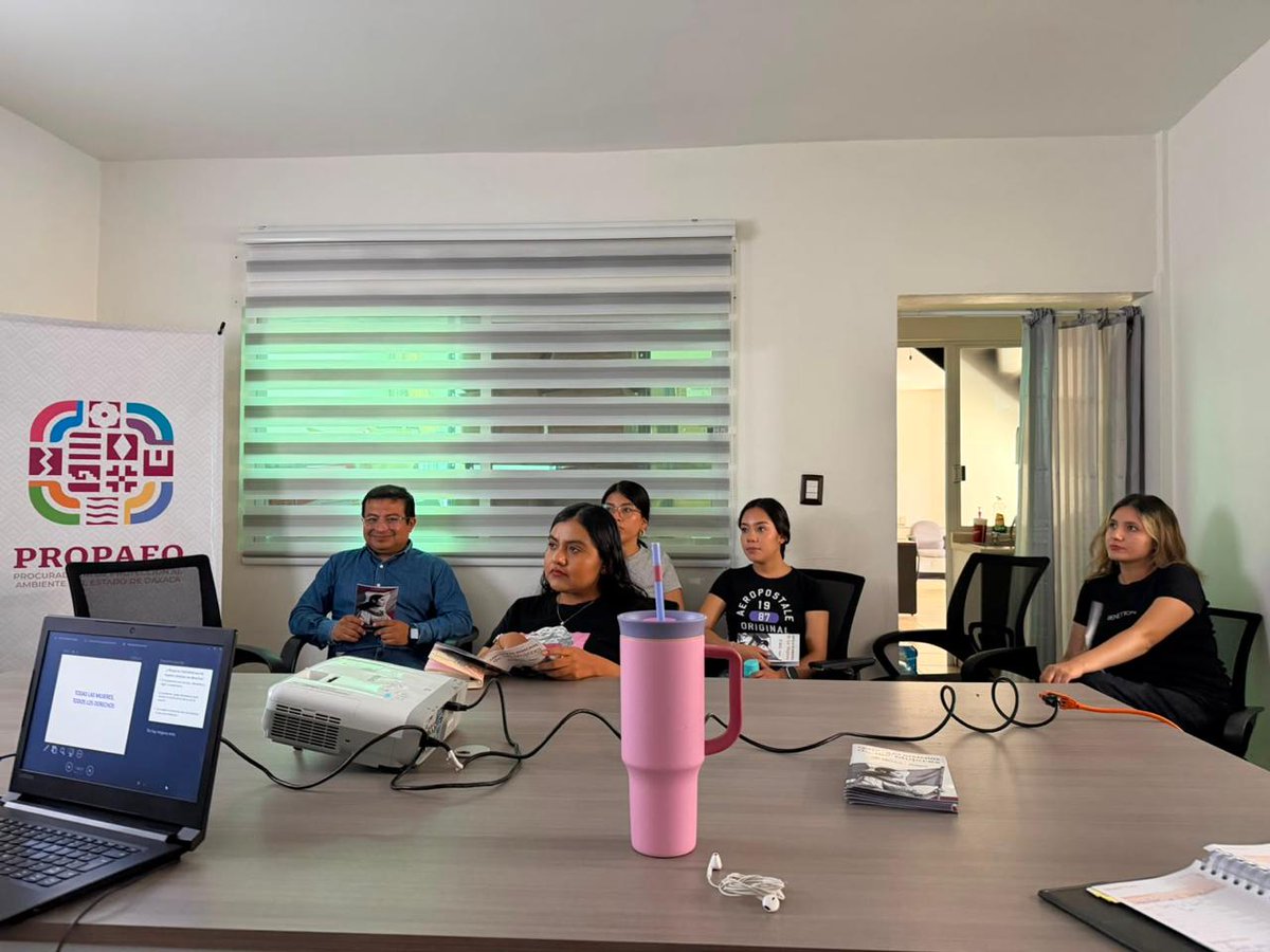 PROPAEO_OAX's tweet photo. "El día de hoy, personal de PROPAEO participó en una capacitación impartida por la Secretaría de las Mujeres, en la que se abordaron los contenidos de la Cartilla de los Derechos de las Mujeres, una herramienta fundamental para conocer, difundir y hacer valer los derechos". https://t.co/qXzTXrU1A9