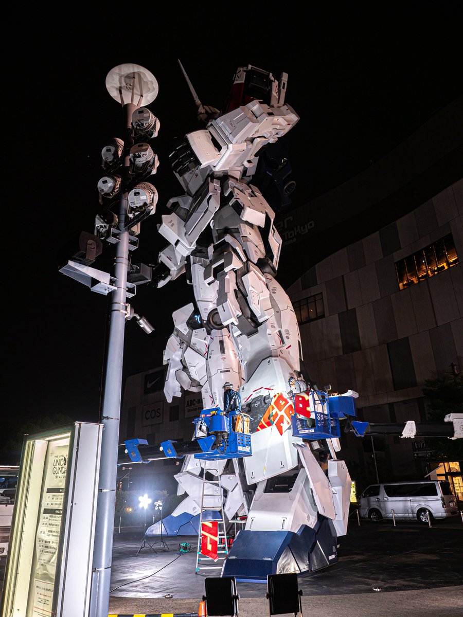 yoshi115t's tweet photo. Life-size Unicorn Gundam

実物大ユニコーンガンダム

特別装飾の施工作業。

マスキングテープでカッティングシートを仮止めして何度も位置確認。

準備を含め2時間近く経過でこの進捗状況。
時間をかけて丁寧に貼られていました。
#実物大ユニコーンガンダムは8月で終了
#実物大ユニコーンガンダム https://t.co/lNJvaDuCQl