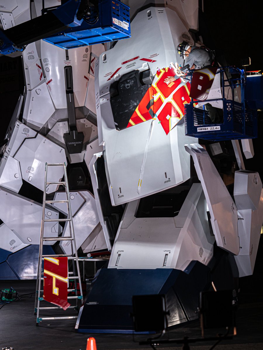 yoshi115t's tweet photo. Life-size Unicorn Gundam

実物大ユニコーンガンダム

特別装飾の施工作業。

マスキングテープでカッティングシートを仮止めして何度も位置確認。

準備を含め2時間近く経過でこの進捗状況。
時間をかけて丁寧に貼られていました。
#実物大ユニコーンガンダムは8月で終了
#実物大ユニコーンガンダム https://t.co/lNJvaDuCQl