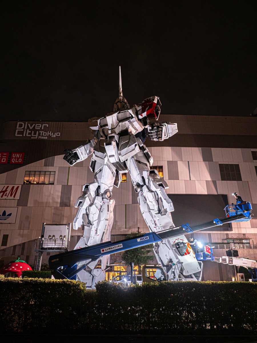 yoshi115t's tweet photo. Life-size Unicorn Gundam

実物大ユニコーンガンダム

特別装飾の施工作業。

マスキングテープでカッティングシートを仮止めして何度も位置確認。

準備を含め2時間近く経過でこの進捗状況。
時間をかけて丁寧に貼られていました。
#実物大ユニコーンガンダムは8月で終了
#実物大ユニコーンガンダム https://t.co/lNJvaDuCQl