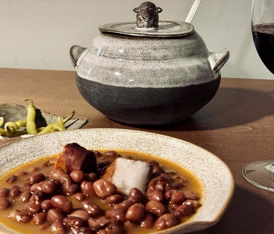JCCapel's tweet photo. 15 restaurantes de La Rioja fuera del radar. Cocineros, maîtres y sumilleres nos descubren esos bares, restaurantes, colmados, confiterías, heladerías, vinotecas y más refugios de su tierra que suelen pasar por alto guías y listados. ✍️ @igorcubillo 
https://t.co/icbUTLHar2 https://t.co/IMk5lPDmSB