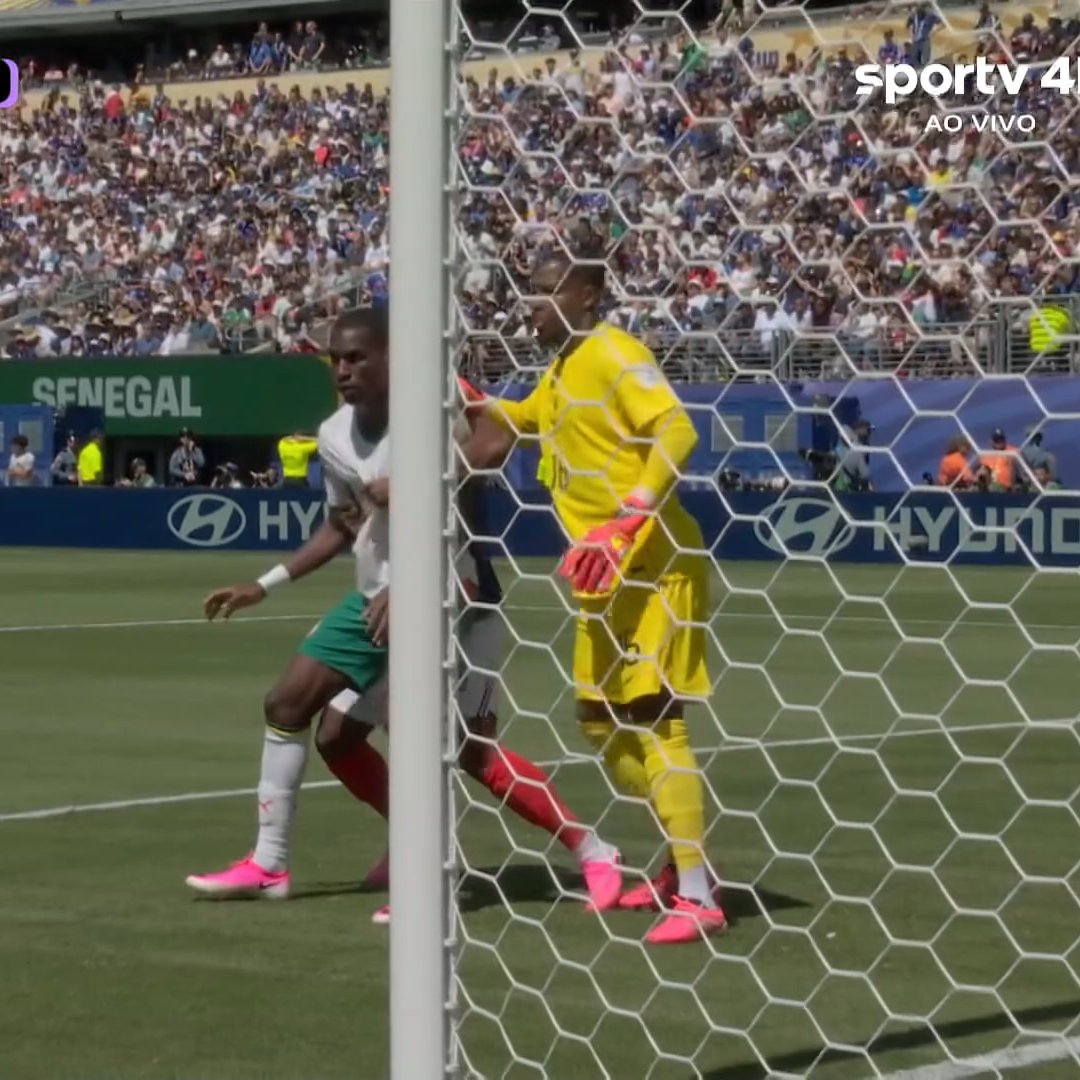 DoentesPFutebol's tweet photo. Tchouaméni pisou no pé do próprio goleiro e o juizão fez o que? Deu falta de ataque de Senegal.

Inacreditável.

Fora que agarrou o tempo todo o adversário. https://t.co/zOeEDcU4kG