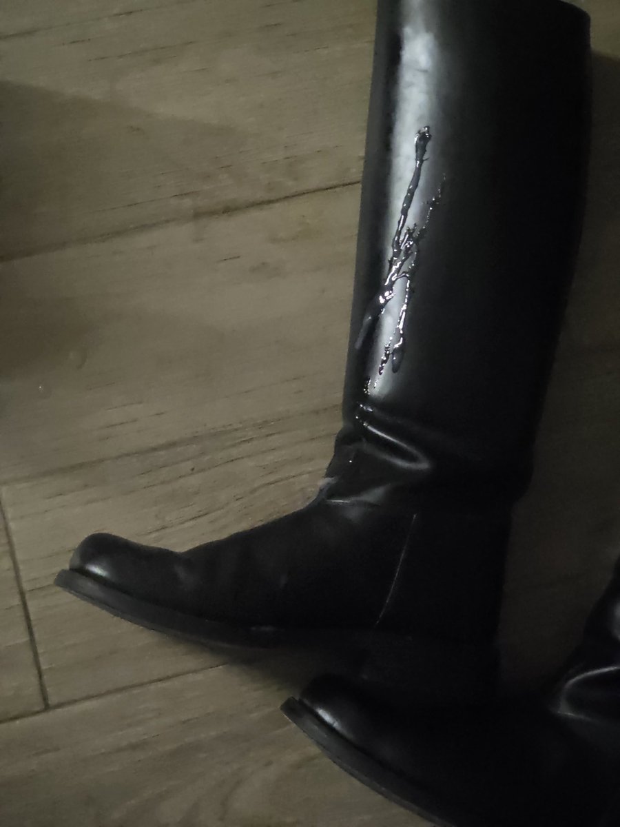thisisAlexyeah's tweet photo. 憋了一天，很多，很浓，谁舔 #反差 #1m #射精 #fetish #马靴 #皮革马靴 #傻逼 #gooner #无脑 #农牛 #浓精 #精液 https://t.co/H41l2tfkc1