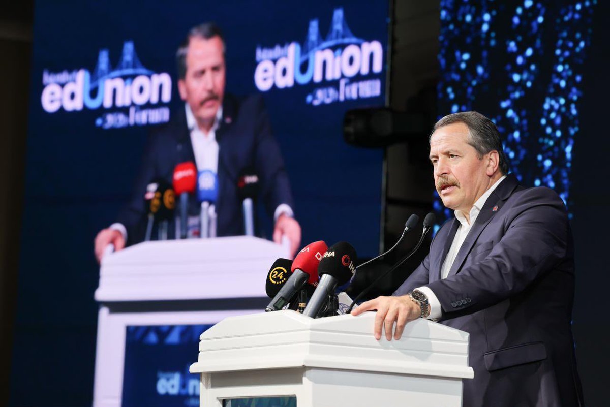 _aliyalcin_'s tweet photo. 📍 İstanbul EdUnion Forum 2026 Başladı

Doğu ile Batı’nın, Asya ile Avrupa’nın, geçmiş ile geleceğin kesişim noktası İstanbul’da; 55 ülkeden 132 sendikacı liderle, eğitimde küresel dayanışmanın yeni platformu İstanbul EdUnion Forum 2026 çatısı altında buluştuk.

Açılış törenimizi; Milli Eğitim Bakan Yardımcımız Sayın Cihad Demirli, İstanbul Valimiz Sayın Davut Gül, Cumhurbaşkanlığı Eğitim ve Öğretim Politikaları Kurulu Üyesi Prof. Dr. Yusuf Alpaydın, Eğitim Enternasyonali Temsilcisi Dalila El-Barhami ve dünyanın dört bir yanından gelen sendikacı liderlerin teşrifleriyle gerçekleştirdik.
Emeği, eğitimi, insan onurunu ve ortak geleceğimizi savunmak için İstanbul’dan dünyaya güçlü bir dayanışma iradesi ortaya koyduk.
Çünkü biliyoruz:
Küresel belirsizliğin panzehiri küresel dayanışmadır.
Biz; emeği kutsal bilen, bilgiyi ahlakla buluşturan eğitimciler ve emekçileriz. Bu karanlık çağı aydınlatacak olan meşaleyi birlikte taşıyoruz.

Eğitimcilerin küresel dayanışma platformu olarak yapılandırdığımız İstanbul EdUnion Forum 2026’nın logosunu da ilk kez tanıttığımız uluslararası buluşmamızın temasını, “Küresel Belirsizlikler Çağında Eğitim ve Emek: Ortak Sorunlar, Ortak Çözümler” olarak belirledik.

Forumumuza; Eğitim Enternasyonali’nin yanı sıra Arap Öğretmenler Birliği, Arap Eğitim Örgütü ve Asya, Avrupa, Afrika ile Güney Amerika’dan çok sayıda eğitim sendikası temsilcisi katılıyor.
#İstanbulEdUnionForum | #EğitimBirSen | #EğitimVeEmek | #KüreselDayanışma