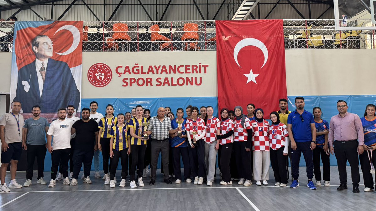 ceritmem46's tweet photo. İlçemizde düzenlenen “Liseler Arası Kızlar Voleybol Turnuvası” tamamlandı.

Turnuvaya katılan tüm takımlarımızı göstermiş oldukları mücadele ve sportmenlikten dolayı tebrik ediyor, dereceye giren okullarımızı kutluyoruz. https://t.co/6yDqrIR42p