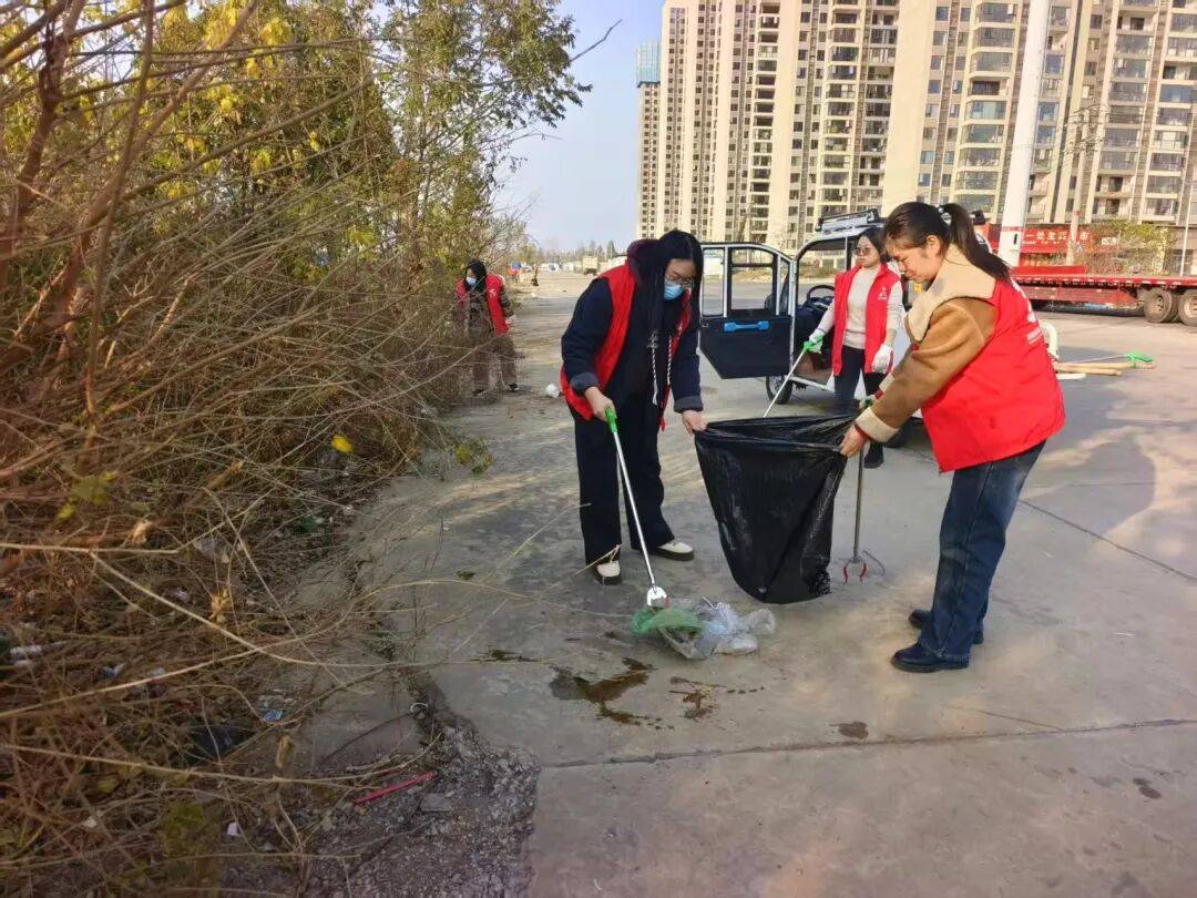 sayler6's tweet photo. [Join our neighborhood clean-up this Sat (9am at Central Park)! Bring gloves u0026 friends – together we’ll spruce up our community!] https://t.co/viuEjWsUCO