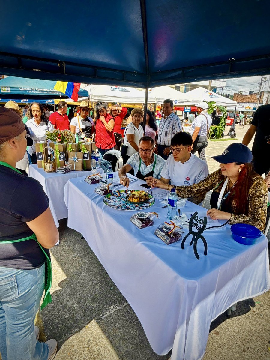 SBVerdeCund's tweet photo. 🍲🌿 ¡Acompañamos el GastroFest 2026 en Vianí! un espacio que exalta la gastronomía local, el turismo y el desarrollo sostenible del territorio. Desde la Secretaría participamos en la evaluación de las propuestas gastronómicas junto al @Ministerio_TIC e @IDECUTCundi https://t.co/yaXLh240mn
