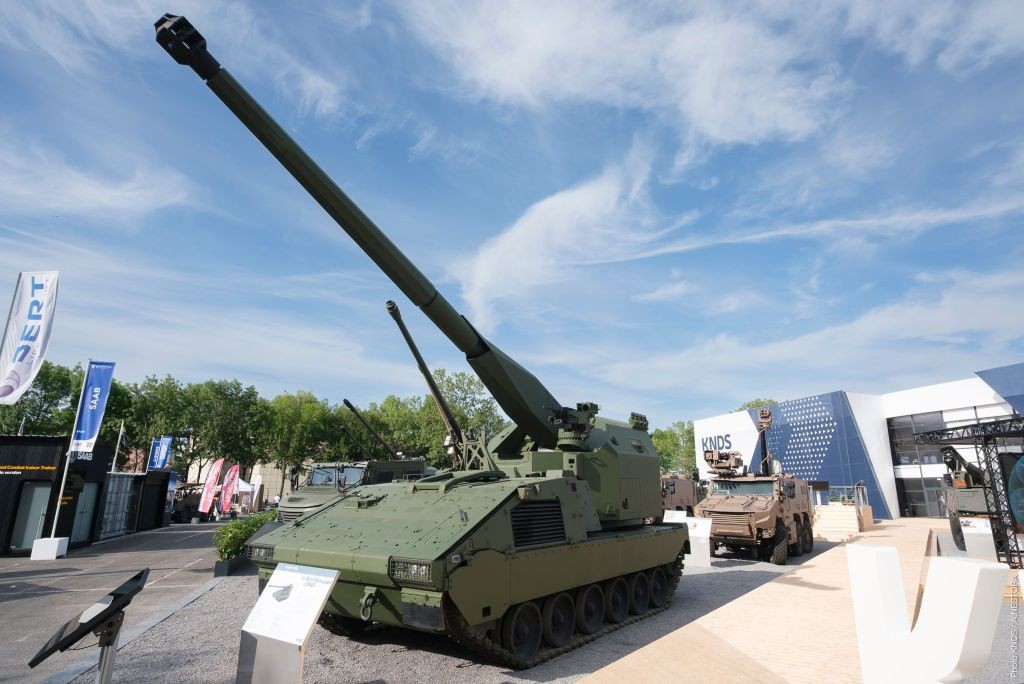defpostmedia's tweet photo. 🇩🇪🇫🇷 KNDS unveiled new LORAS long-range artillery system family at Eurosatory 2026. @KNDS_France 

LORAS (LOng Range Artillery System) is a 155mm 58 caliber artillery system that has a firing range of over 60 km and reaching ranges of up to 100 km with special munitions.

The system is designed to fit existing platforms and can be mounted on wheeled or tracked vehicles. LORAS is showcased at Eurosatory 2026 on the German-designed and German-built Boxer Tracked armored vehicle.

#KNDS #KNDSDeutschland #KNDSFrance #LORAS #Eurosatory2026