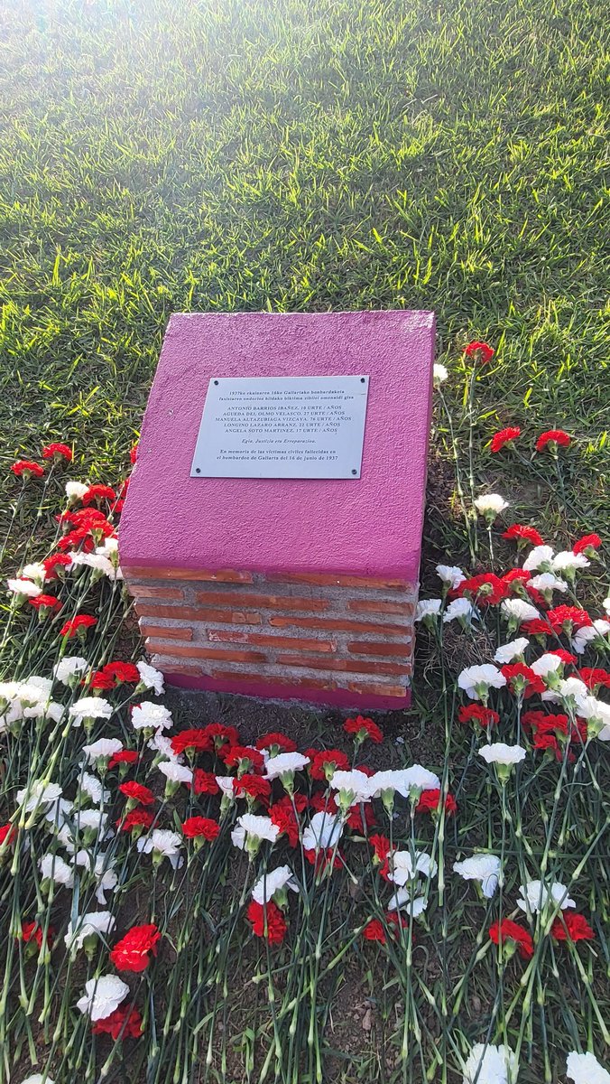 beailardia's tweet photo. Gallartan, faxismoak eraildako biktima zibilak gogoratu ditugu.

Memoria egitea horixe da: izenak, bizitzak eta zergatiak ahanzturatik ateratzea.

Milesker, Juanjo Zarraga, gure memoria berreskuratzeko egiten duzun lan nekaezinagatik.

Memoria, erreparazioa eta justizia. 🌹 https://t.co/cHDmMtdull