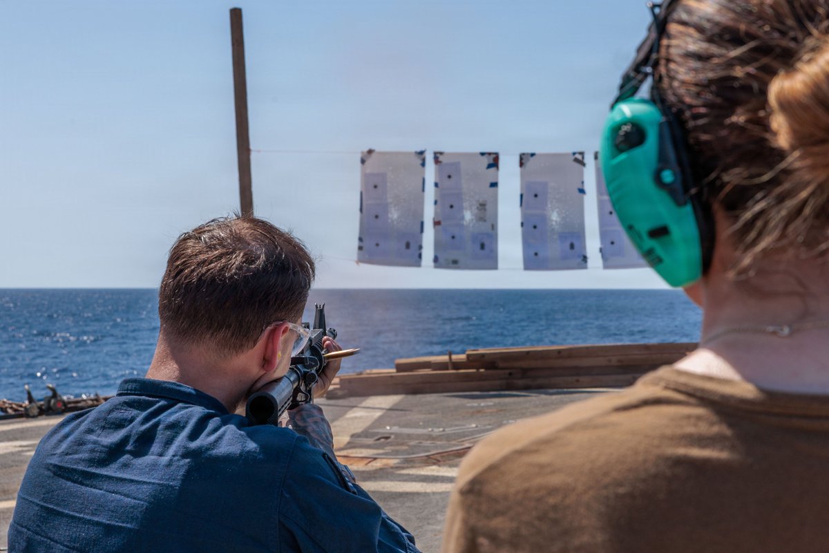 CENTCOMRussian's tweet photo. Моряки ВМС США проходят квалификационную подготовку по стрельбе из винтовки M4 на борту эсминца USS Gonzalez (DDG 66) в Красном море. Подобные тренировки гарантируют, что моряки обладают необходимой квалификацией для несения вооруженного дежурства в случае необходимости. https://t.co/cvBFIES7I1