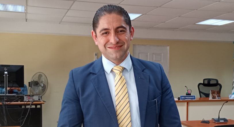 Ricigt1's tweet photo. 🚨 Otra audiencia suspendida en el caso del exfiscal anticorrupción Stuardo Campo.

La diligencia se pospuso nuevamente por una excusa médica presentada por los querellantes. ⚖️

¿Cuántos retrasos más harán falta? ⏳ Mientras el proceso se sigue aplazando, continúa en incertidumbre la situación de un fiscal que se destacó por investigar casos de corrupción y que merece un proceso ágil y transparente. 🇬🇹