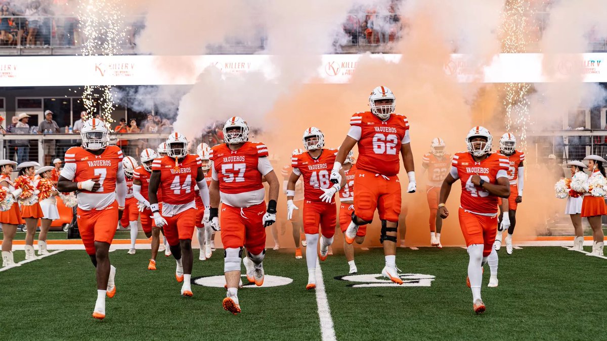 CoachRegalado's tweet photo. 3 camps! A lot of coaching, evaluations, and competing! Relationships were made, offers extended, and eyes were opened!! Shoot even some food recommendations took place! 🌮 

People are starting to see: 

The RGV is the place to be! ✌🏽😎 #Puro956 https://t.co/lOi1hzWwsl