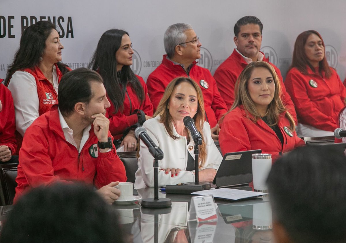 PRI_EDOMEX's tweet photo. Hoy, en conferencia de prensa, presentamos datos que, esperamos, Morena pueda explicar: 

- Han destinado 1,883 millones de pesos para obras públicas relacionadas con el Mundial; cinco de ellas, siguen sin terminarse.

- Más de 142 millones de pesos para pantallas y transmisiones de partidos, que serán gastados en un lapso de 29 días.

Las y los mexiquenses siguen esperando resultados que impacten a sus familias, ¿cómo les va a explicar Morena este gasto?