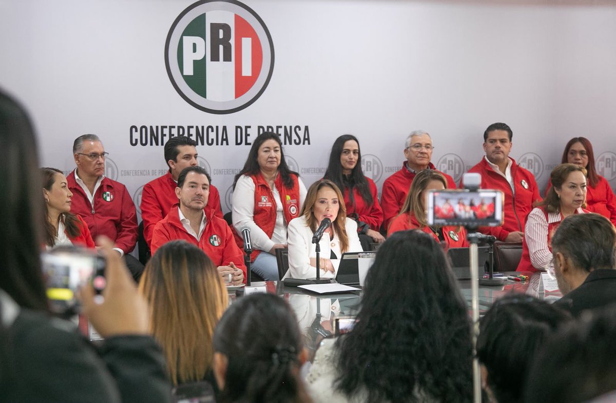 PRI_EDOMEX's tweet photo. Hoy, en conferencia de prensa, presentamos datos que, esperamos, Morena pueda explicar: 

- Han destinado 1,883 millones de pesos para obras públicas relacionadas con el Mundial; cinco de ellas, siguen sin terminarse.

- Más de 142 millones de pesos para pantallas y transmisiones de partidos, que serán gastados en un lapso de 29 días.

Las y los mexiquenses siguen esperando resultados que impacten a sus familias, ¿cómo les va a explicar Morena este gasto?