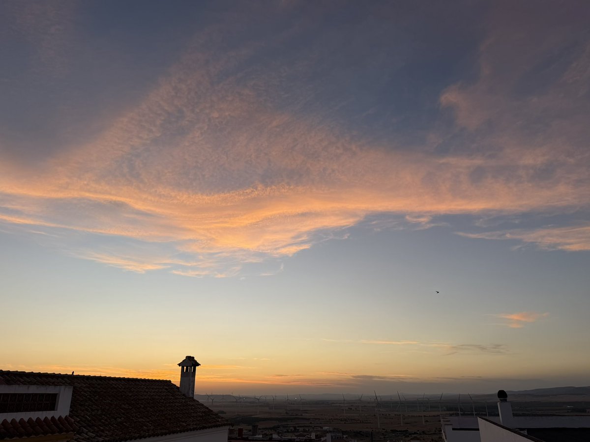 jrambaud's tweet photo. Pinceladas en el #cielo al #atardecer 25°C y viento de levante flojo. #Facinas #Tarifa #meteo https://t.co/E4X1ZccQ8f