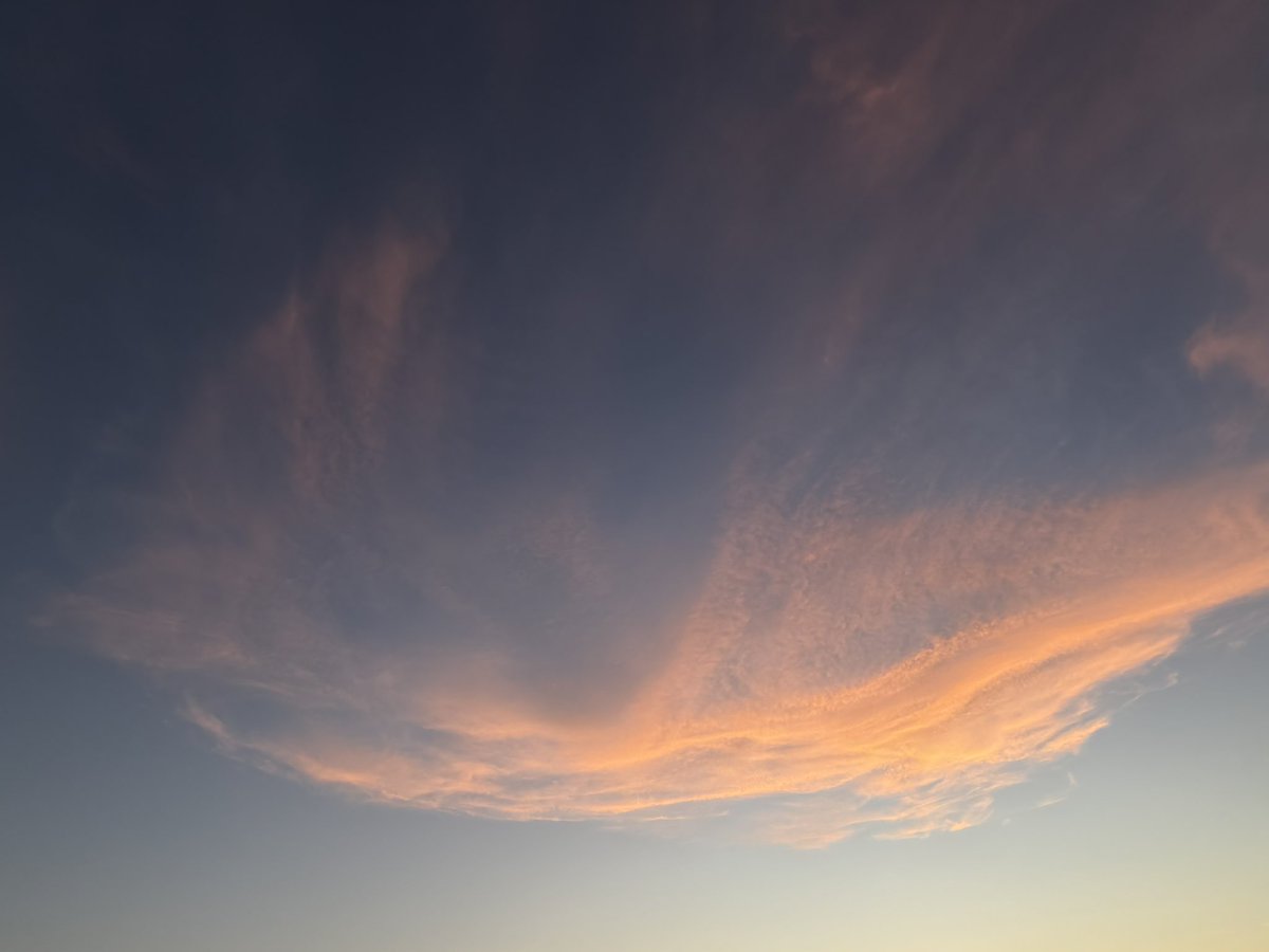 jrambaud's tweet photo. Pinceladas en el #cielo al #atardecer 25°C y viento de levante flojo. #Facinas #Tarifa #meteo https://t.co/E4X1ZccQ8f