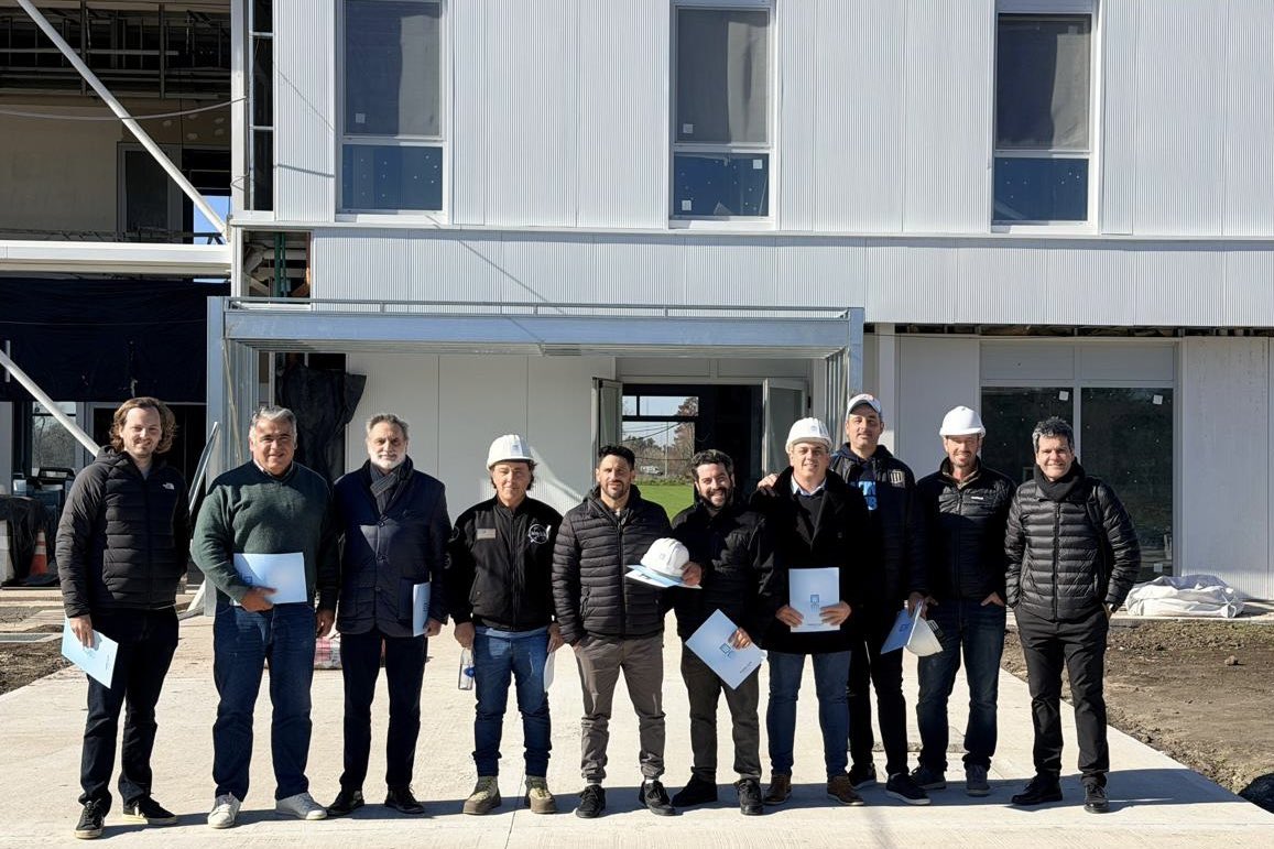 RacingComunica's tweet photo. Esta mañana, la comisión de seguimiento de las obras del Centro de Alto Rendimiento, integrada por los asambleístas Martín Barreiro, Federico Ledebur, Alejandro Dacko y Marcelo Allocati, visitó el predio para seguir los avances del mismo. Junto a ellos estuvieron el presidente de la Asamblea, Hernán Martínez Escudero, y los integrantes de la Comisión Fiscalizadora, Gustavo Ledebur, Nicolás Somma y Pablo Mena.